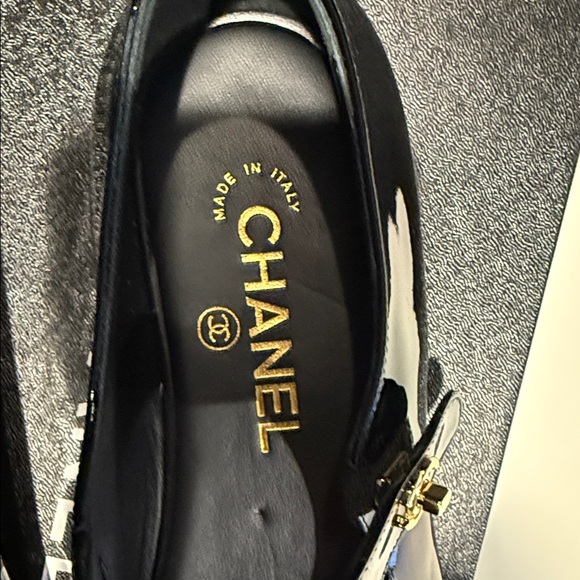BRAND NEW CHANEL Black Patent Leather Mary Jane Flats - Picture 7 of 8